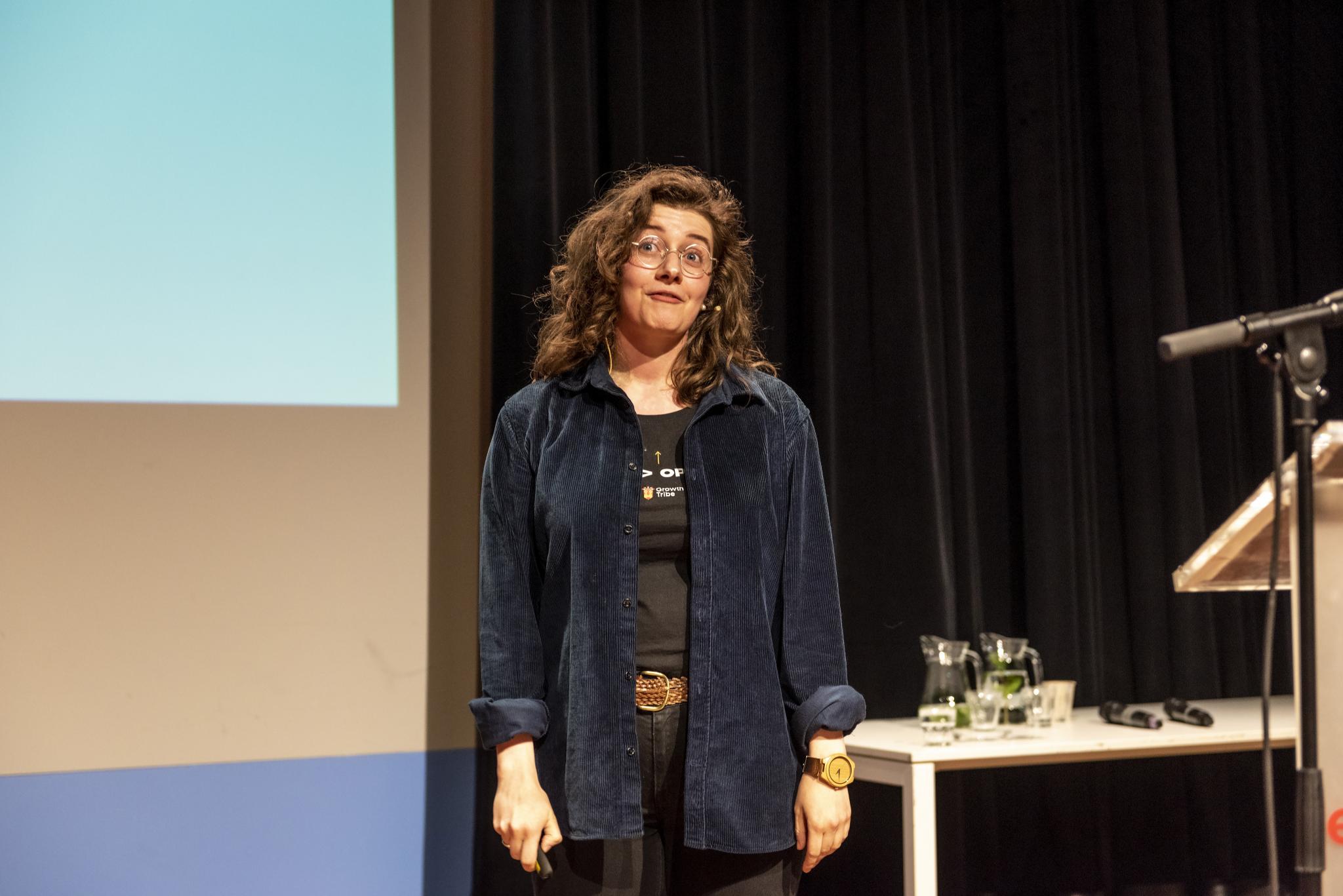 Sarah Bacom van Growth Tribe tijdens de laatste keynote