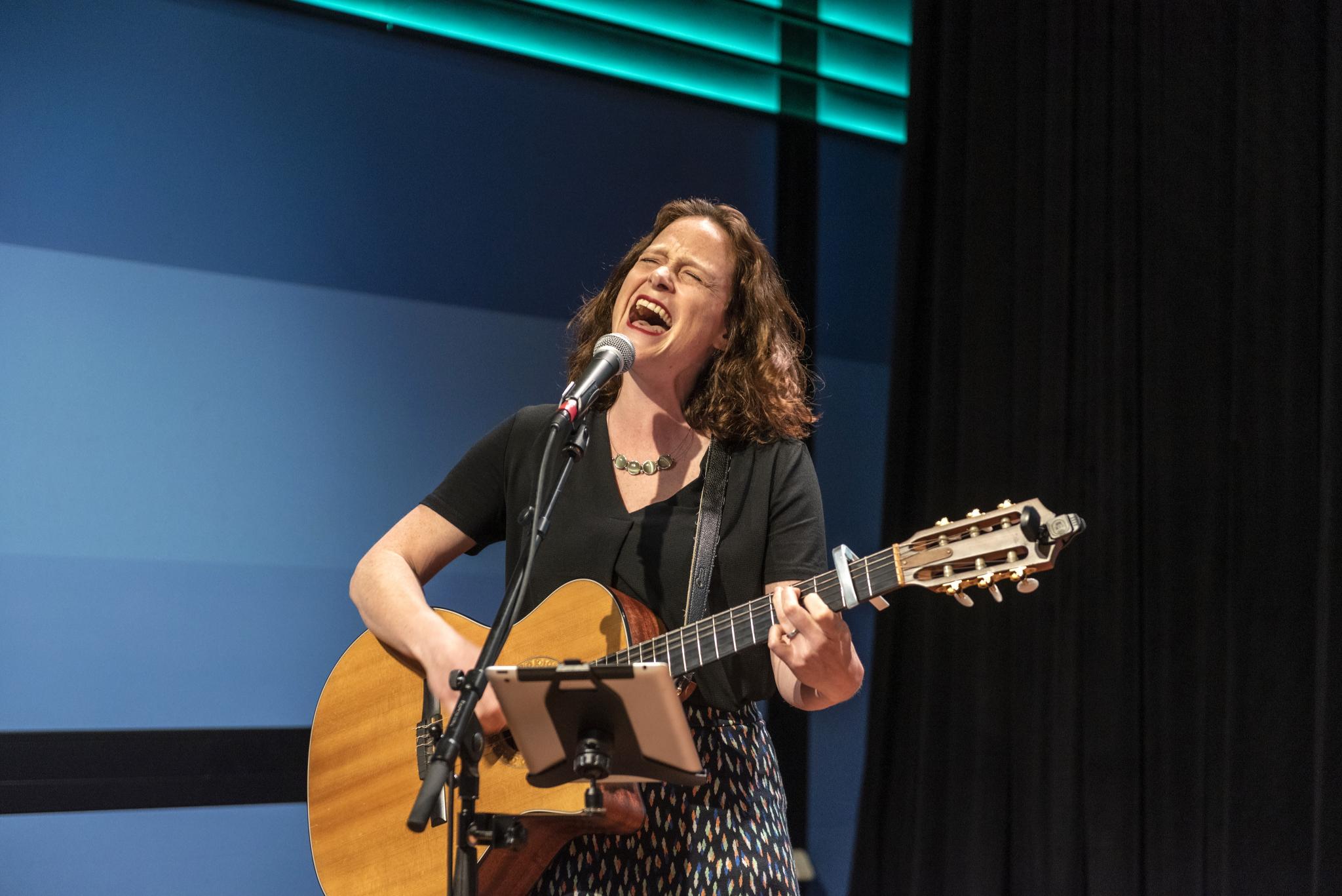 Maud Wilms vatte de conferentie samen in een lied