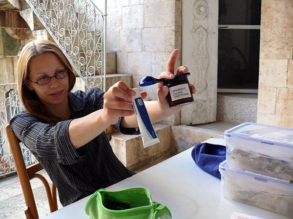 Archeologiestudente Jana Duman uit Berlijn maakt mallen van archeologische objecten