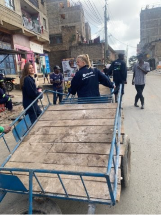 Delft students taking part in a community cleanup in Luckysummer neighborhood, Nairobi. 