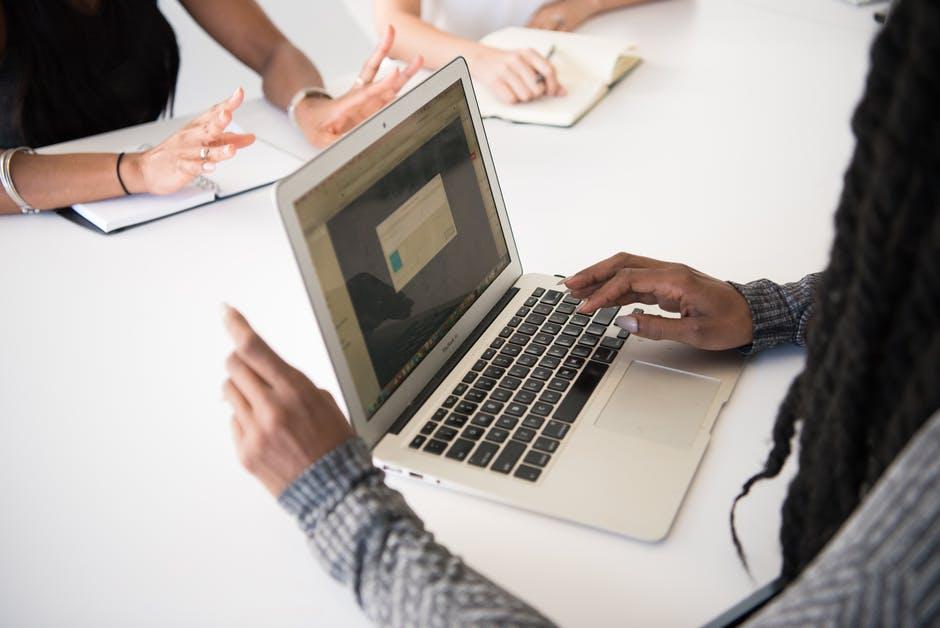 Vrouw achter laptop 