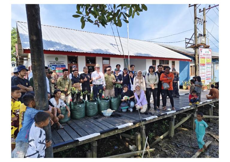 Students contribute to a sustainable landscape in Indonesia