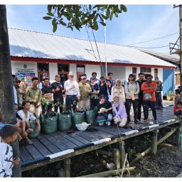 Students contribute to a sustainable landscape in Indonesia